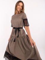 Hurtownia Ciemnobeżowa wełniana sukienka z koronką