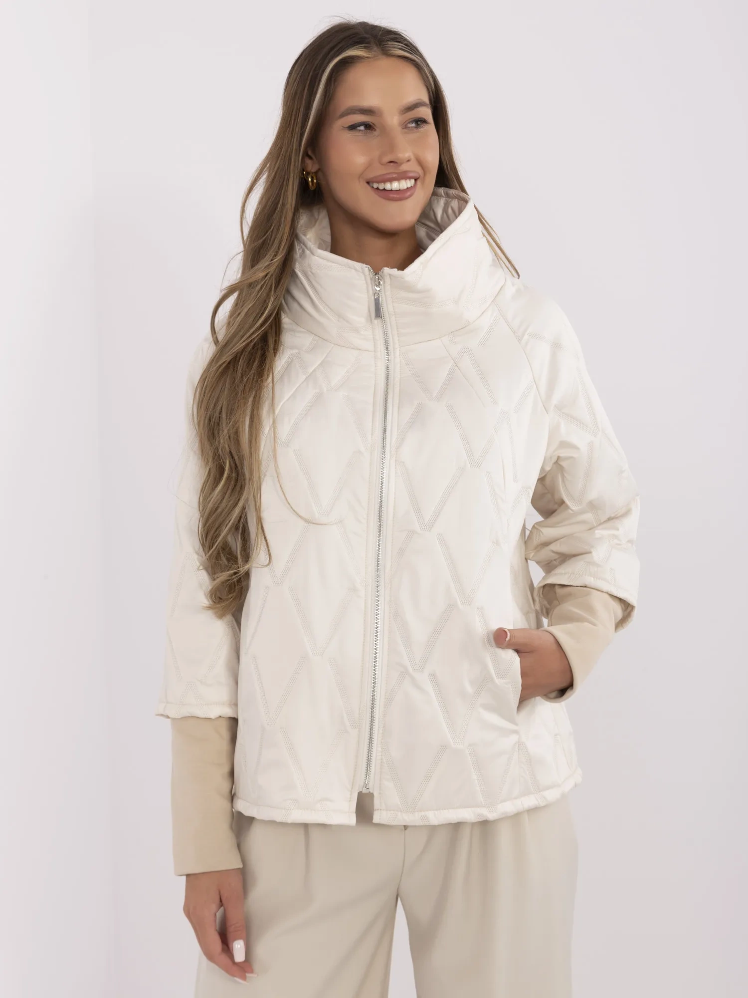 Helle beige gesteppte Jacke ohne Kapuze.