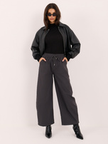 Grafitfarbene Ballonhose mit metallischen Nieten.
