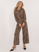 Beige-schwarzes zweiteiliges Set mit Hosen im Leopardenmuster.