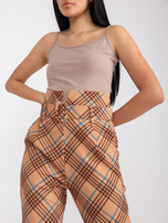 Beige-blau karierten Stoffhosen mit Gürtel.
