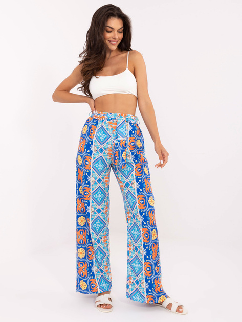 Niebieskie wzorzyste spodnie z paskiem