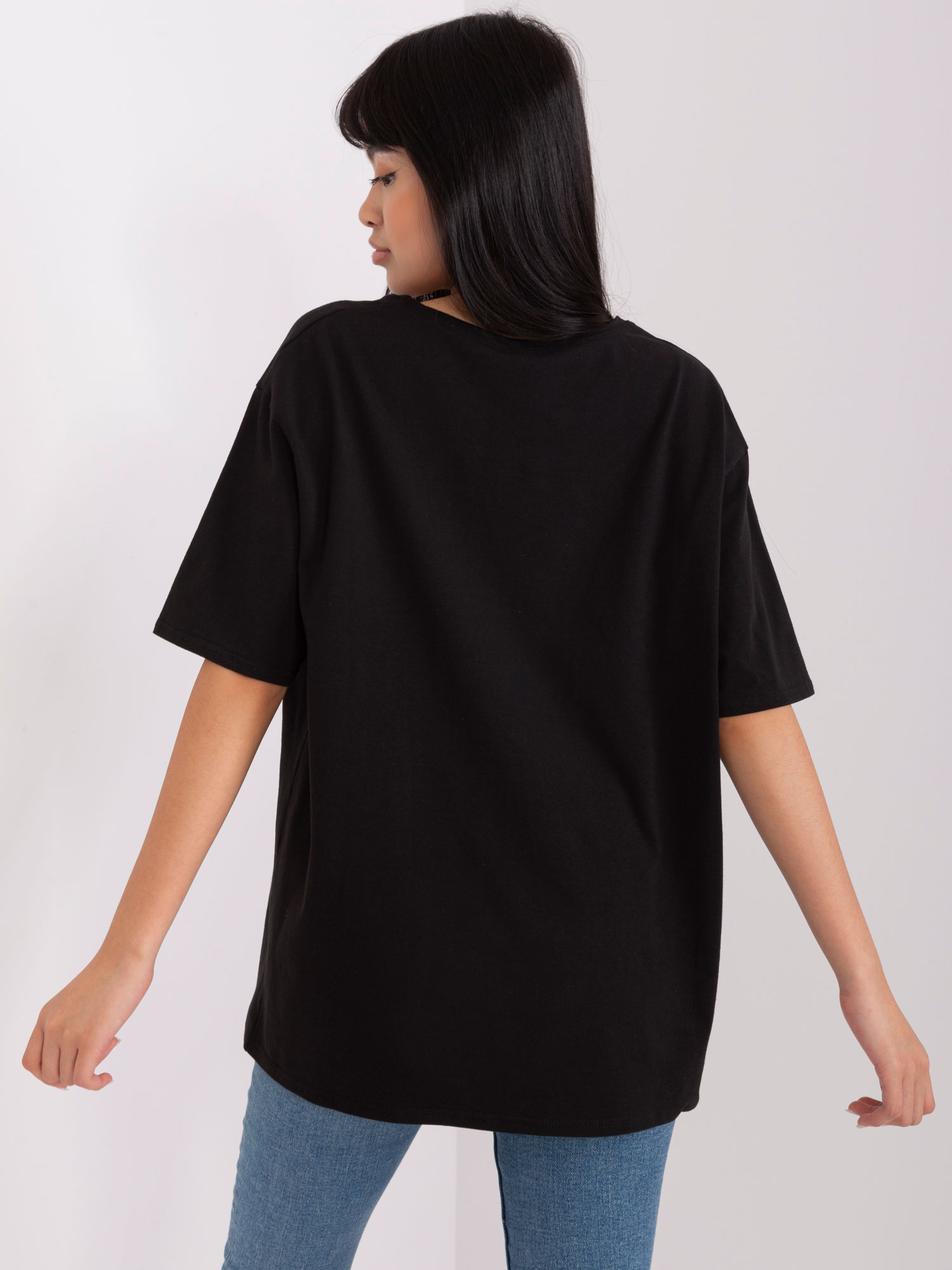 Hurtownia Czarny t-shirt z nadrukiem i aplikacją