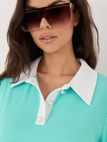 Miętowa luźna bluzka z guzikami przy dekolcie