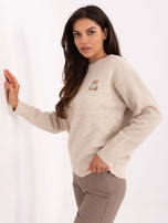 Beżowy damski sweter z naszywką misia