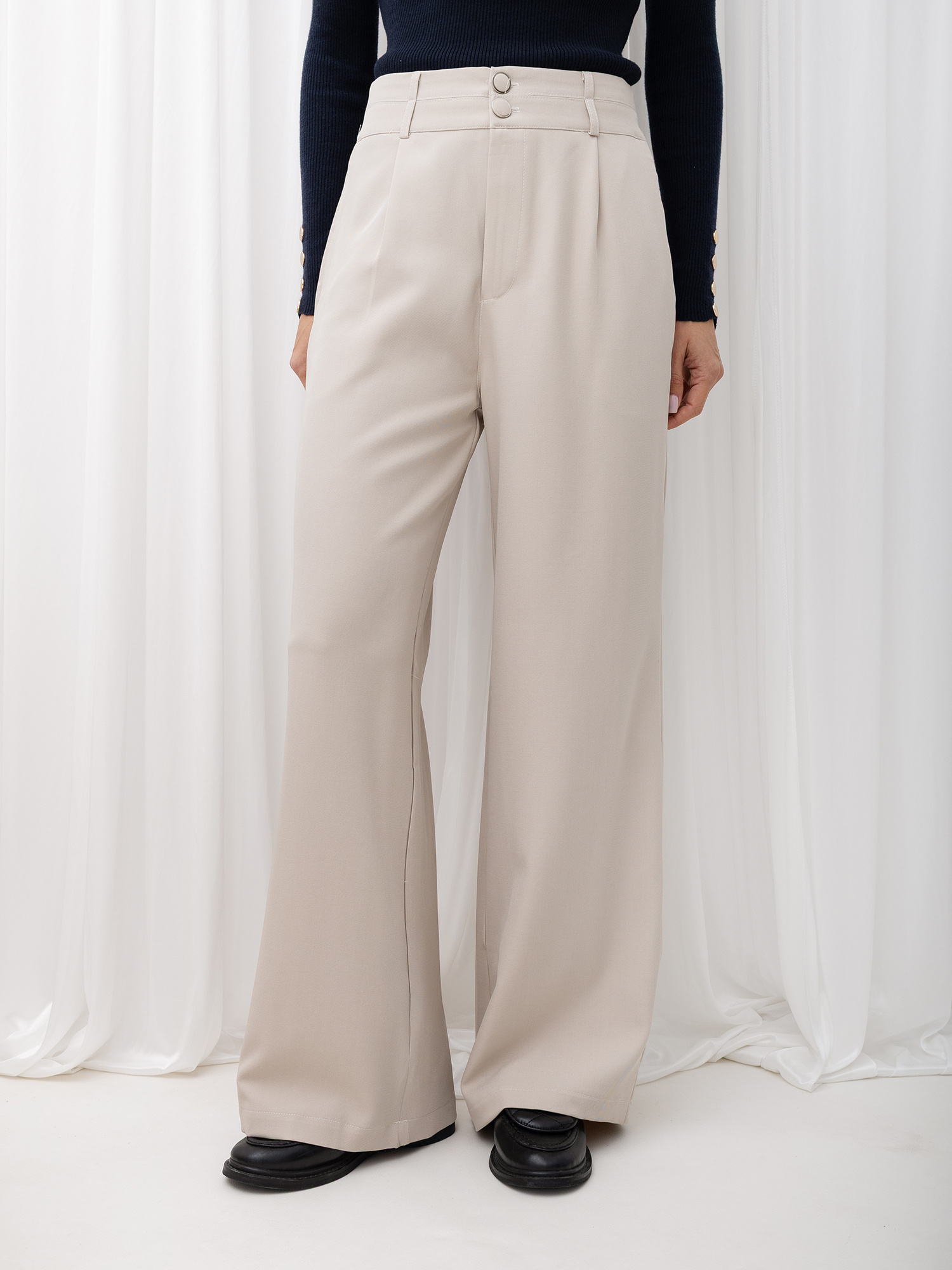 Beige Anzughose mit weitem Bein.