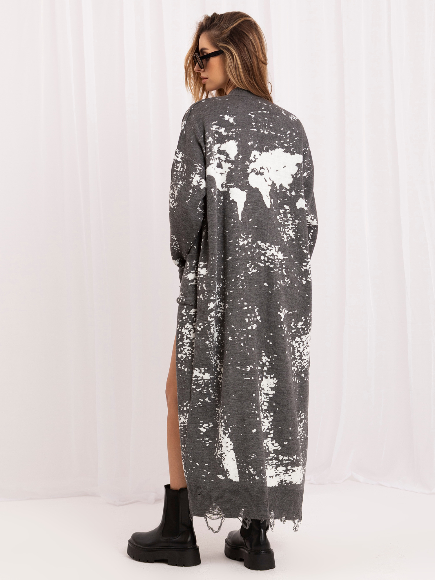 Dunkelgrauer langer Damen-Kardigan mit Print.