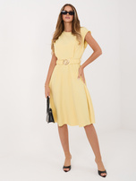 Jasnożółta sukienka z drapowaniem na ramieniu