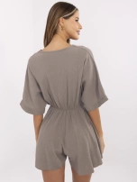 Dunkelbeige Musselin Overall mit Wickelausschnitt.