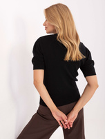 Schwarzer Damenpullover mit Nieten.