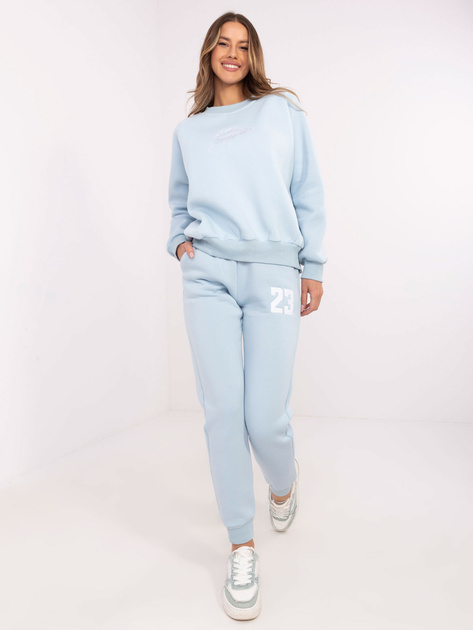 Hurtownia Jasnoniebieski dresowy komplet z naszywkami