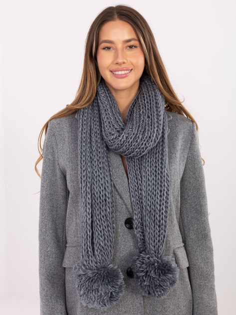 Szary zimowy szal o grubym splocie