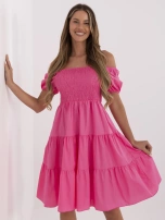 Dunkelrosa Sommerkleid mit Puffärmeln.