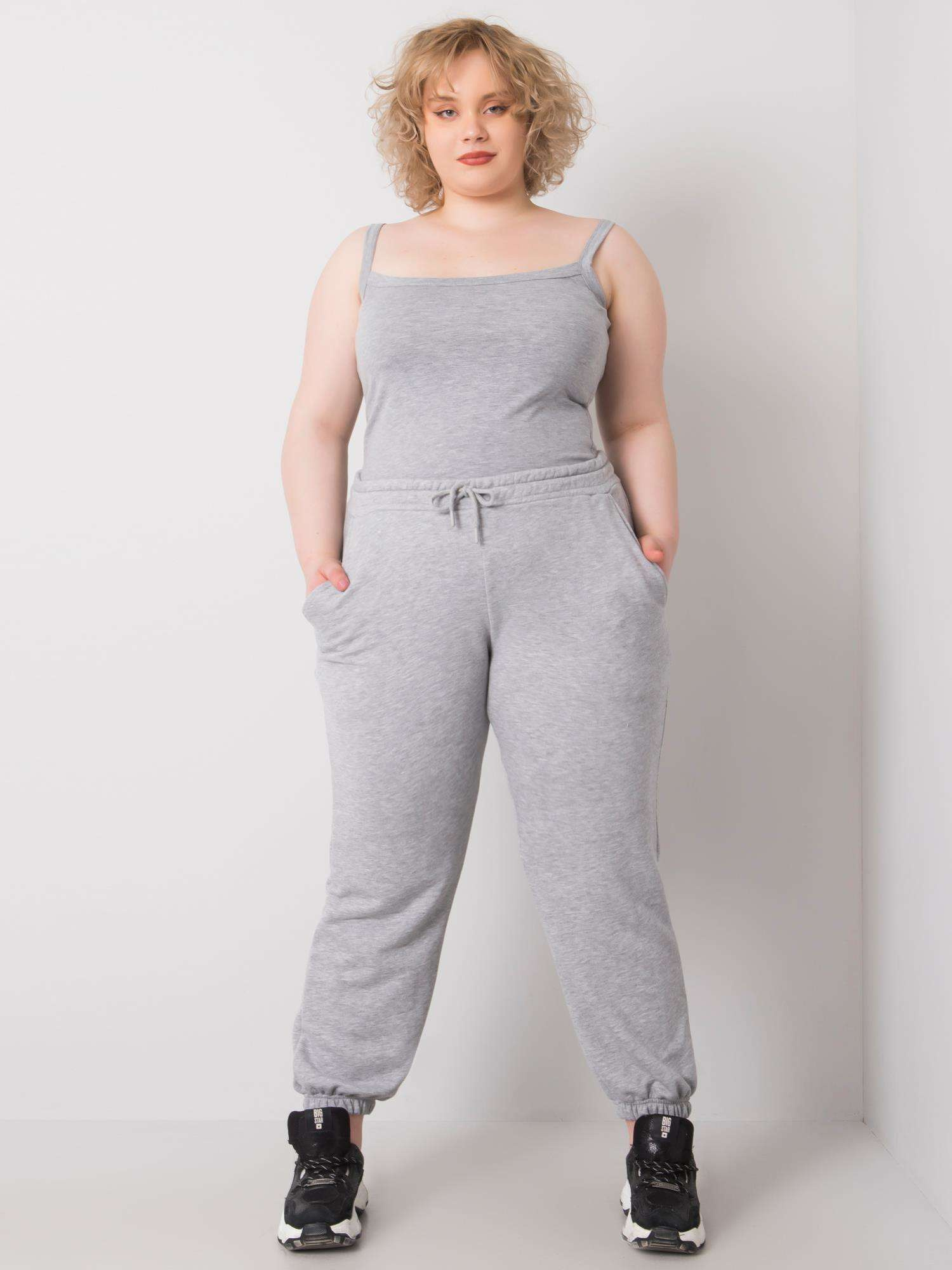 Pilkos melange spalvos plus size medvilninės Ainhoa sportinės kelnės.
