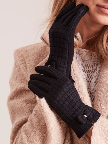Schwarze Handschuhe mit Karomuster.