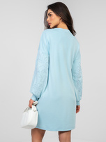 Pastelowa niebieska sukienka z haftem na rękawach RUE PARIS