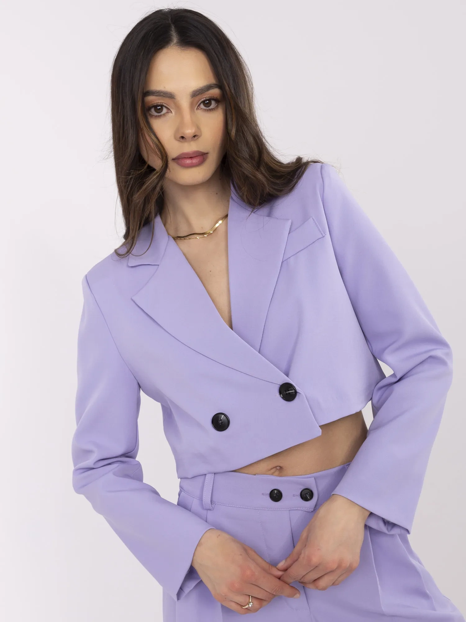 Lila elegantes Set mit Taschen.