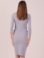 Kleid mit seitlichen Ausschnitten hellgrau.