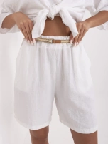 Białe letnie szorty z plecionym paskiem 