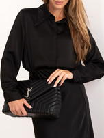 Schwarze satinierte Bluse mit Schmuckkragen.