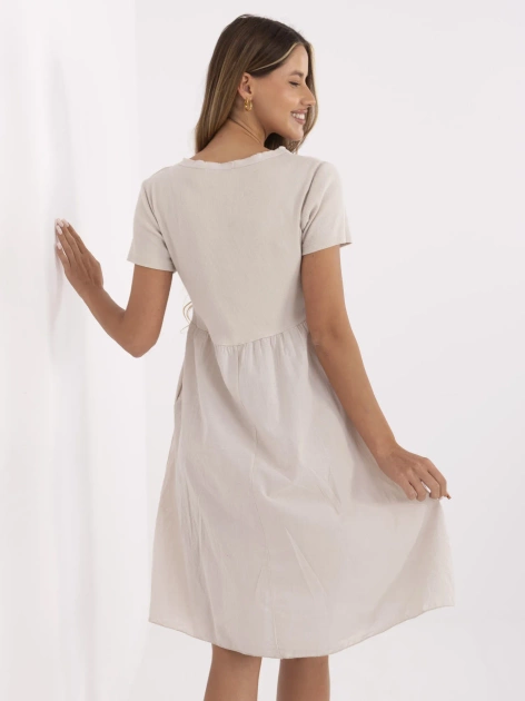 Beżowa letnia sukienka z prążkowaną górą