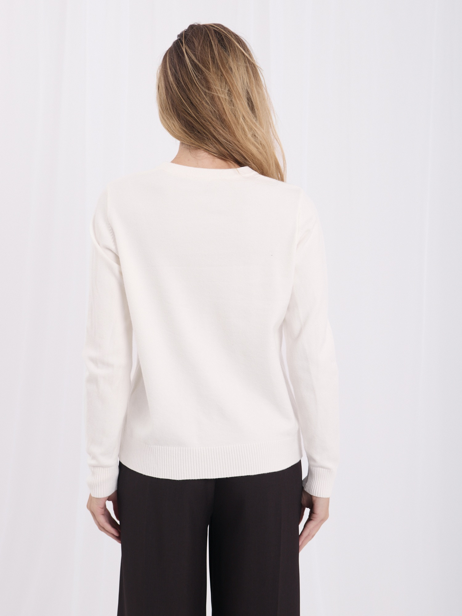 Ecru short cardigan with an embroidered dog.