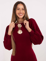 Bordowa dzianinowa sukienka ze złotymi broszkami