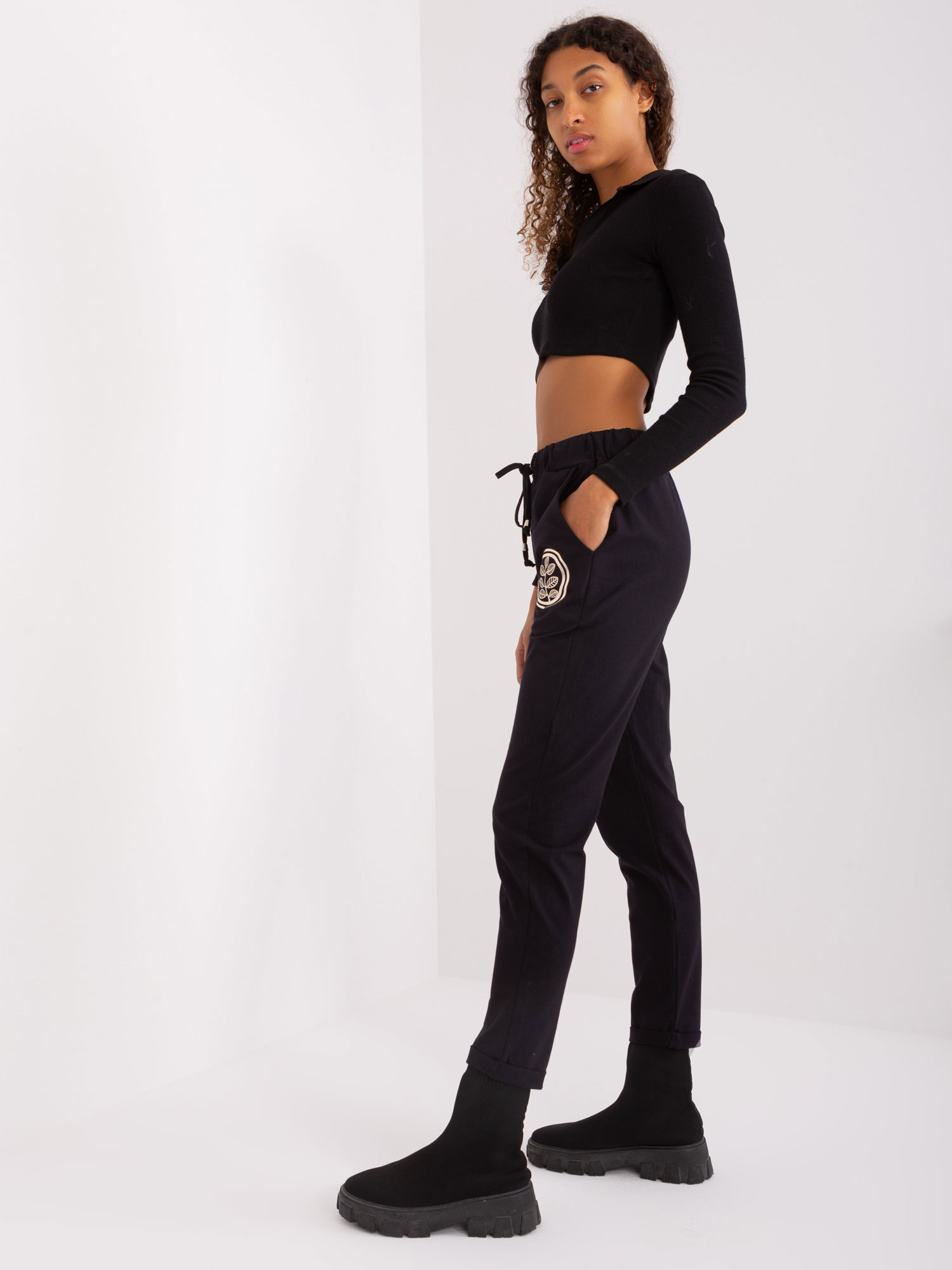 Schwarze Damen Jogginghosen mit Taschen.