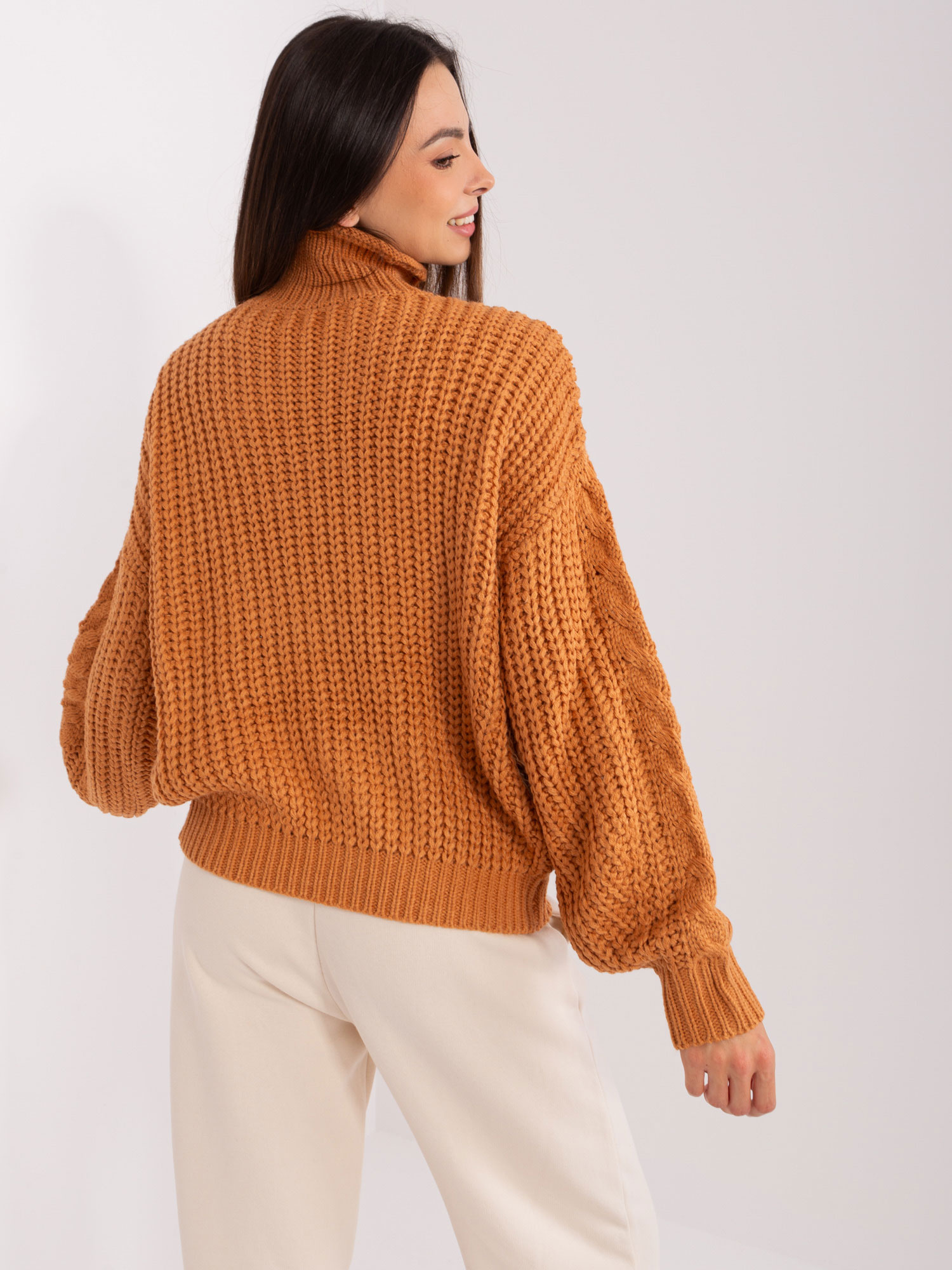 Jasnobrązowy damski sweter oversize z warkoczami
