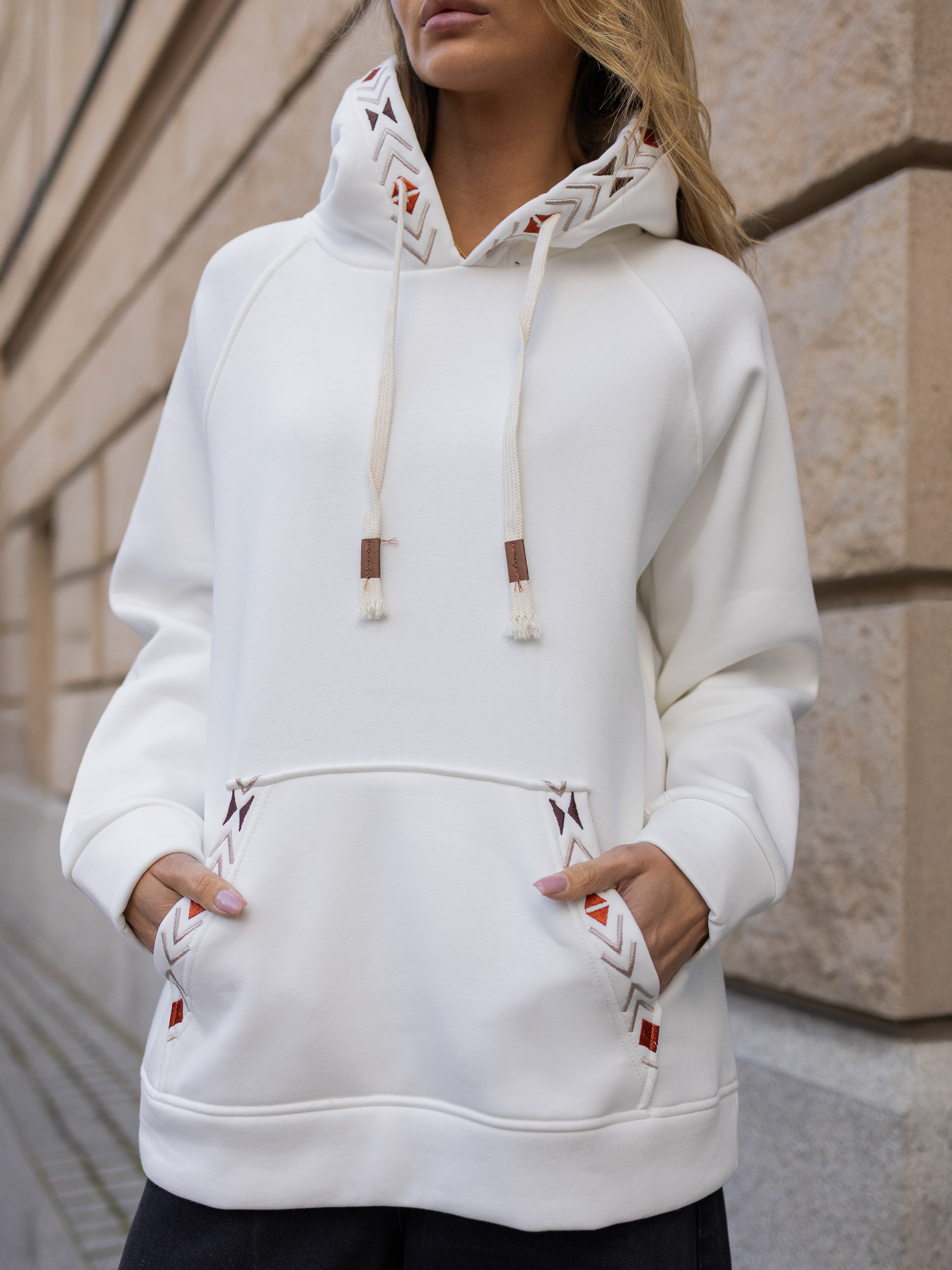 Ecru bluza kangurka oversize z geometrycznym wzorem