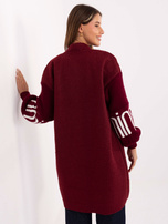 Bordowy damski kardigan z napisami na rękawach 