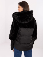 Schwarze Pelzjacke mit Kapuze.