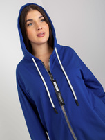 Dunkelblaue Plus-Size-Jacke mit Aufschriften.