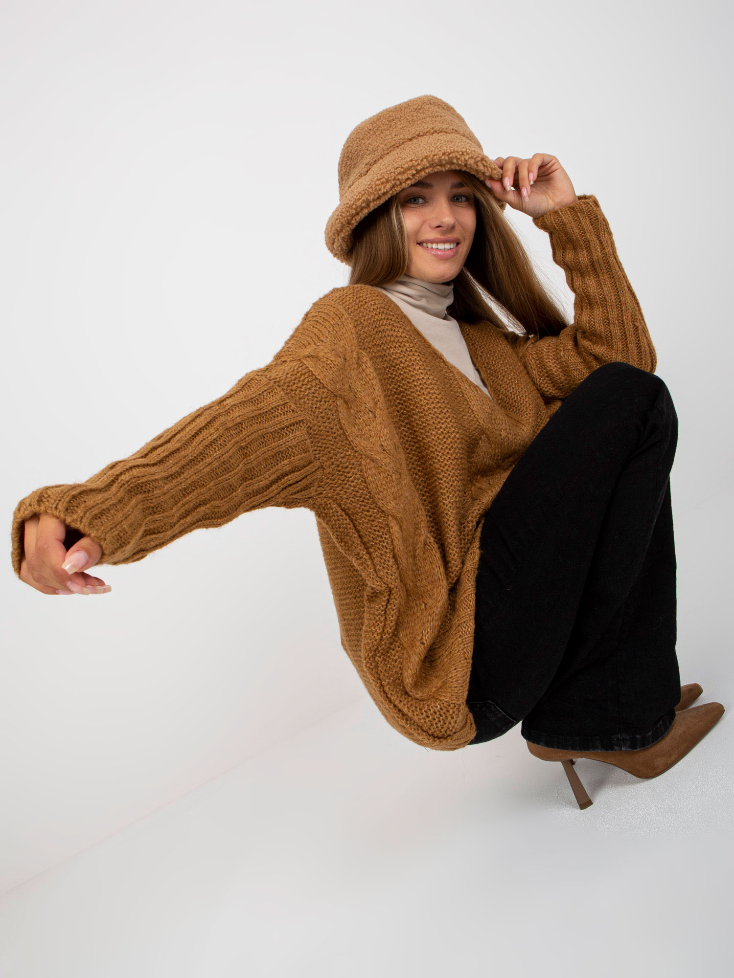 Camelowy sweter oversize z warkoczami OCH BELLA