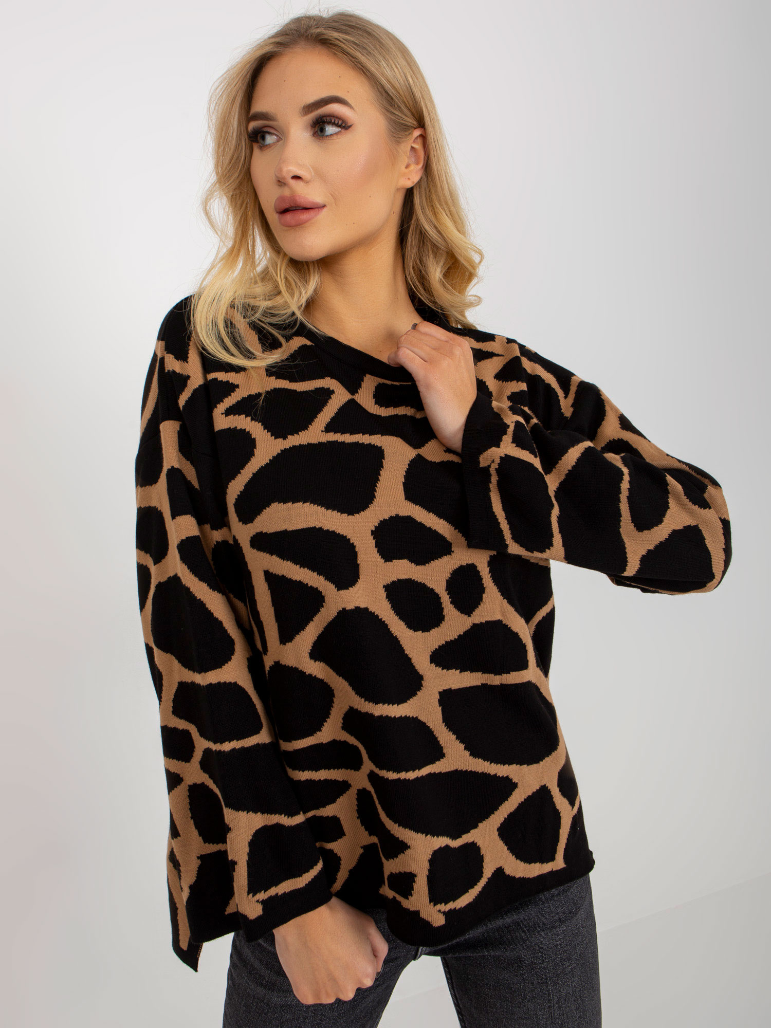 Camelowo-czarny damski sweter oversize we wzory