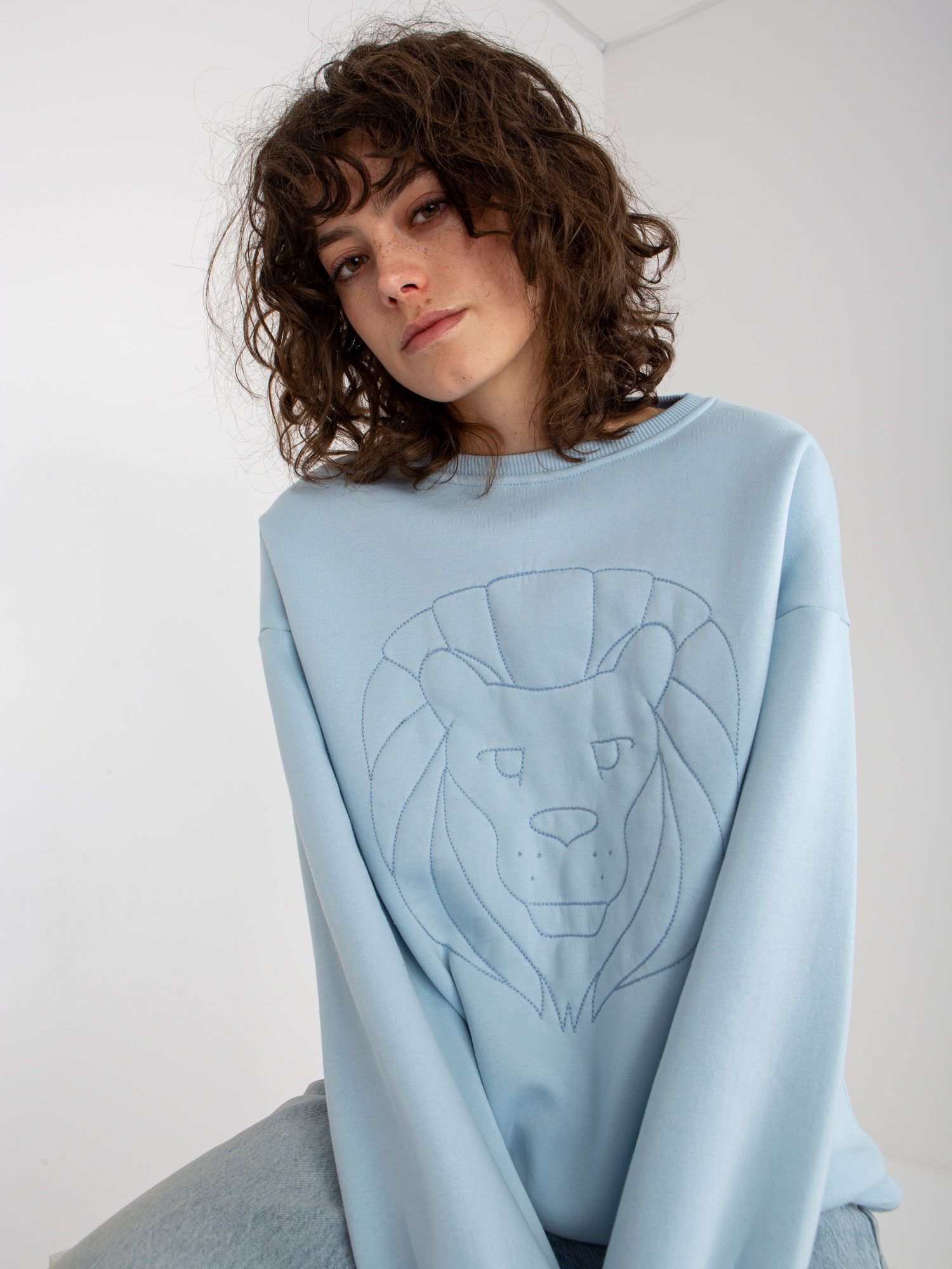 Jasnoniebieska dresowa bluza bez kaptura oversize