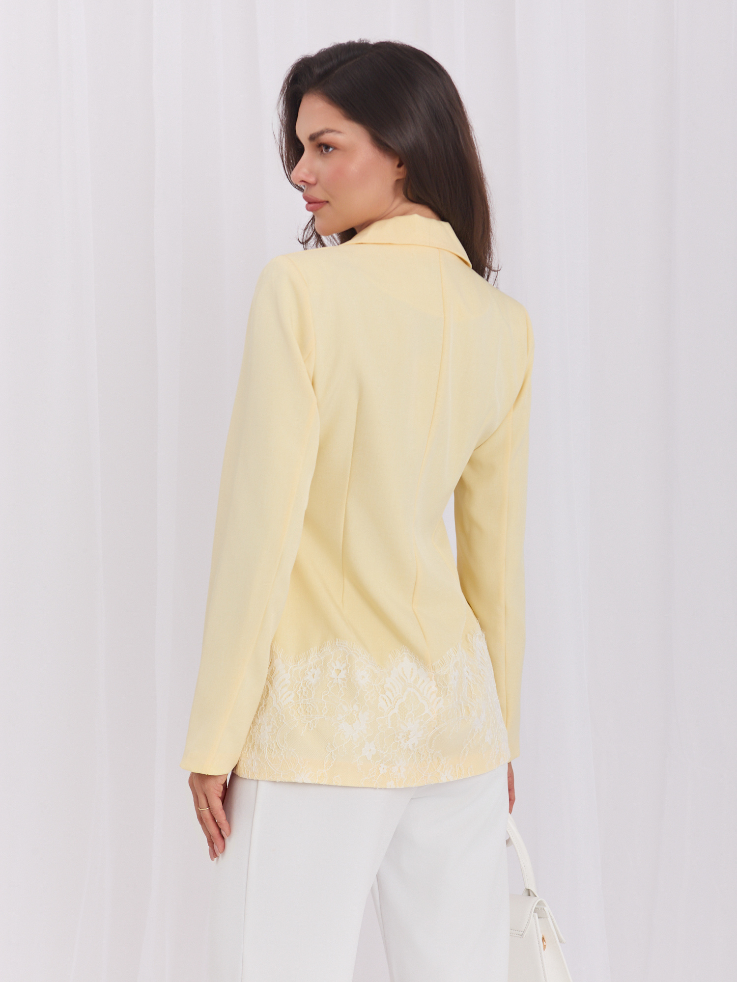 Pastelowa żółta elegancka marynarka z koronką