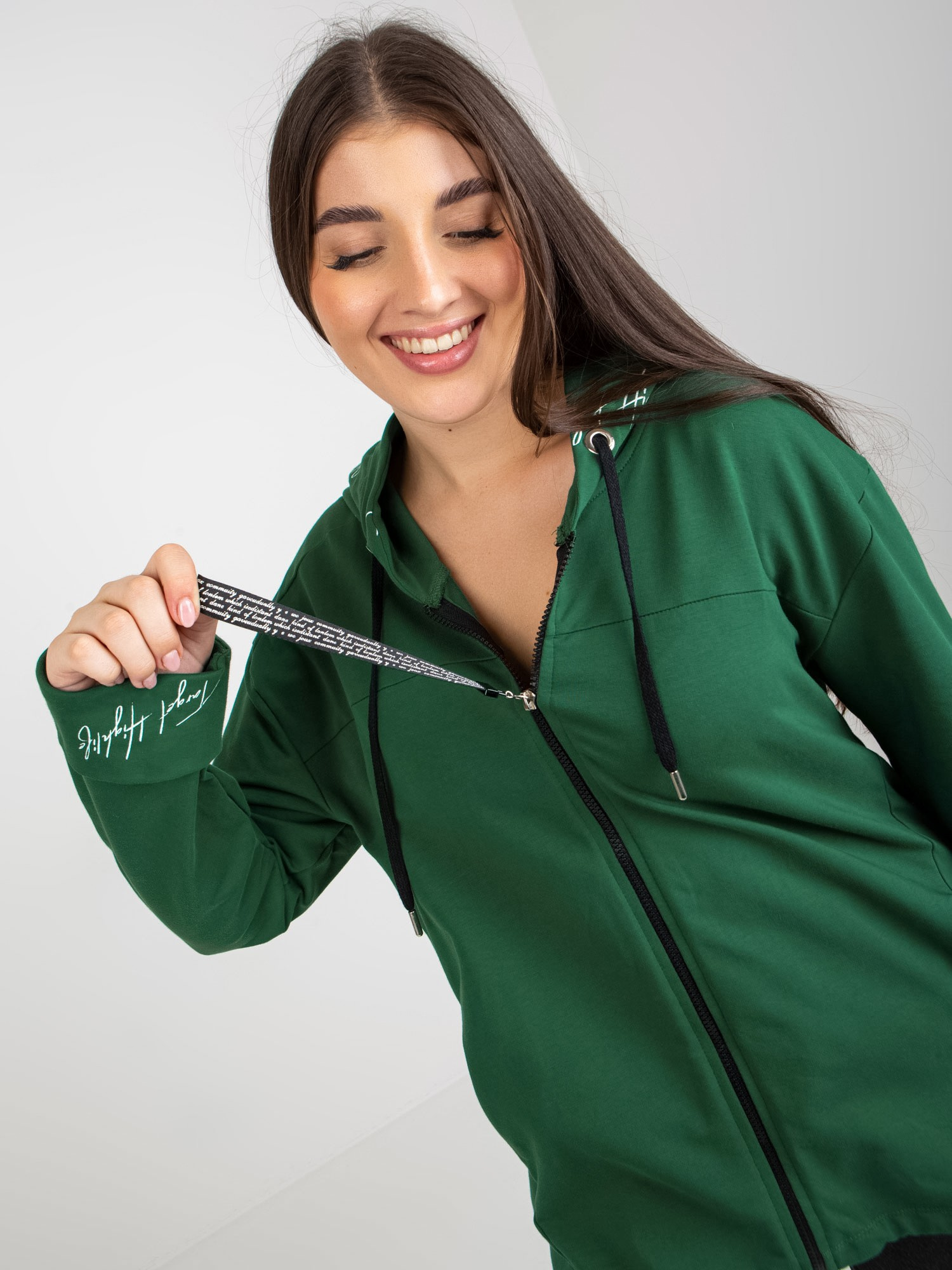 Ciemnozielona rozpinana bluza plus size z napisami