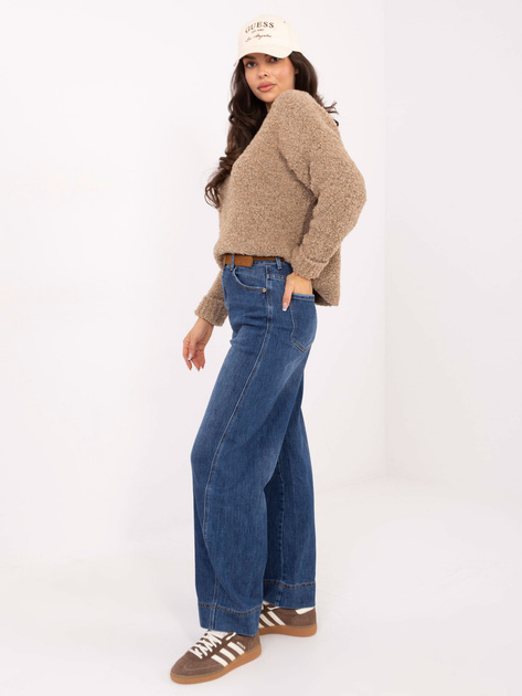 Beżowy sweter boucle z podwijanymi rękawami