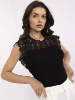 Czarna damska bluzka z koronkowym dekoltem
