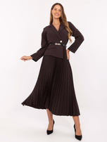 Dunkelbraunes, ausgestelltes Kleid mit Gürtel.