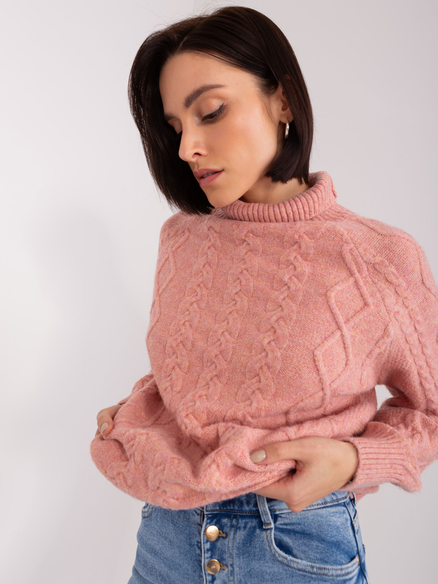 Brudnoróżowy damski sweter w warkoczowe sploty