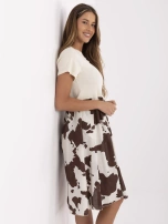 Jasnobeżowa letnia sukienka w zwierzęcy wzór