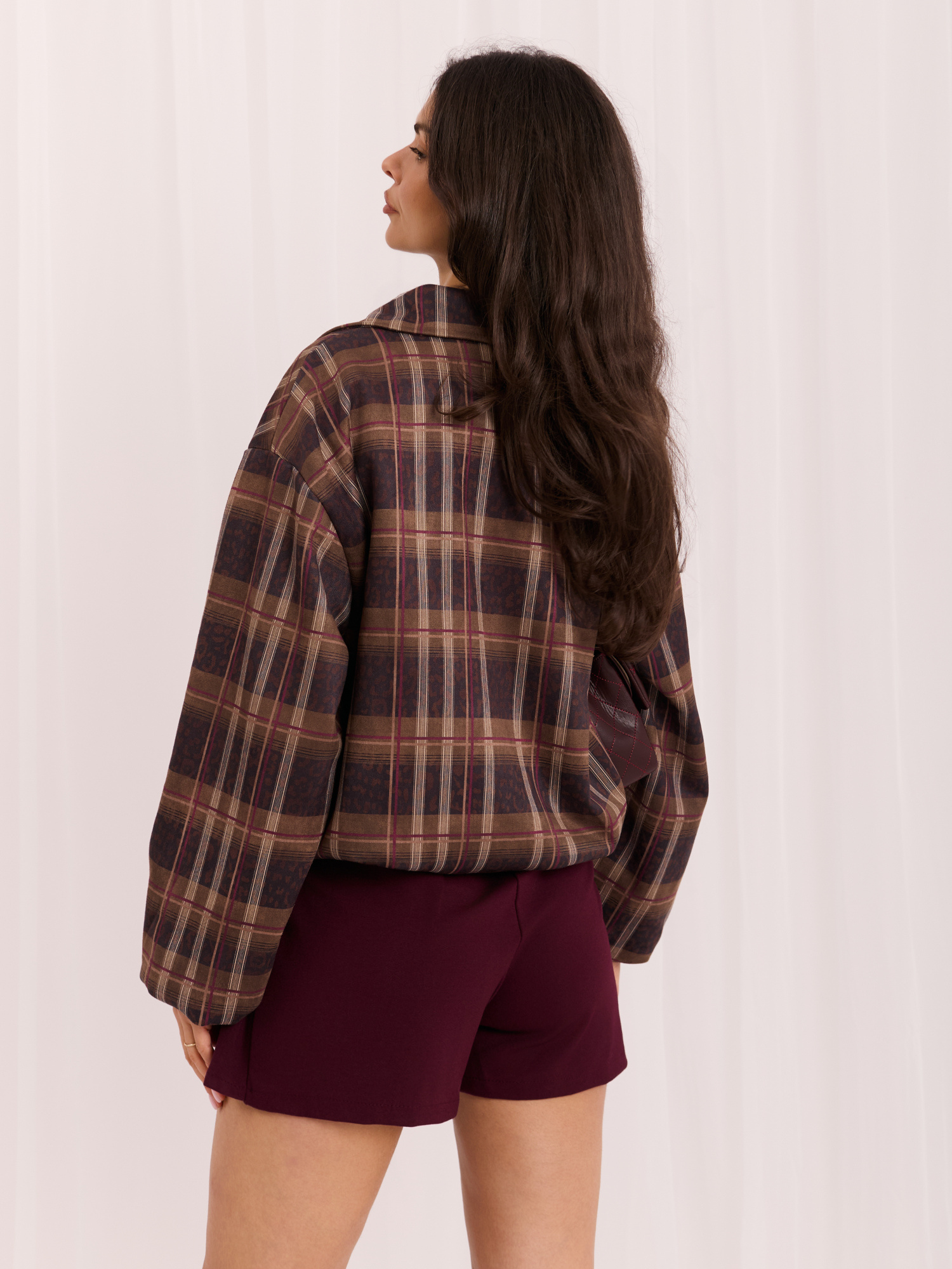 Dunkelcamel-schwarze Wildlederjacke mit Druck RUE PARIS.