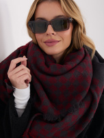 Szaro-czerwony szal w geometryczny wzór