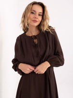 Ciemnobrązowa sukienka z długim szalem w talii RUE PARIS  