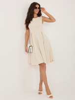 Jasnobeżowa rozkloszowana sukienka do kolana