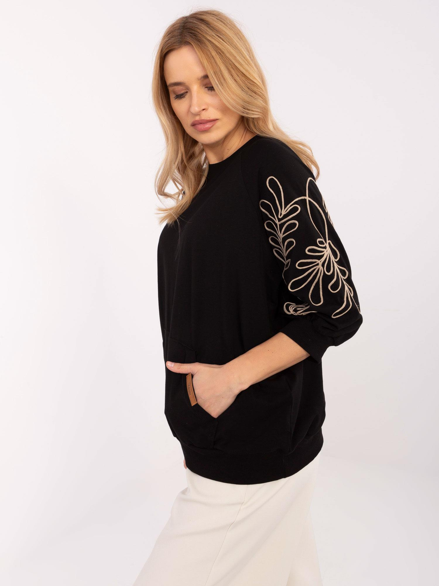 Czarna bluza kangurka z haftem na rękawach RUE PARIS 