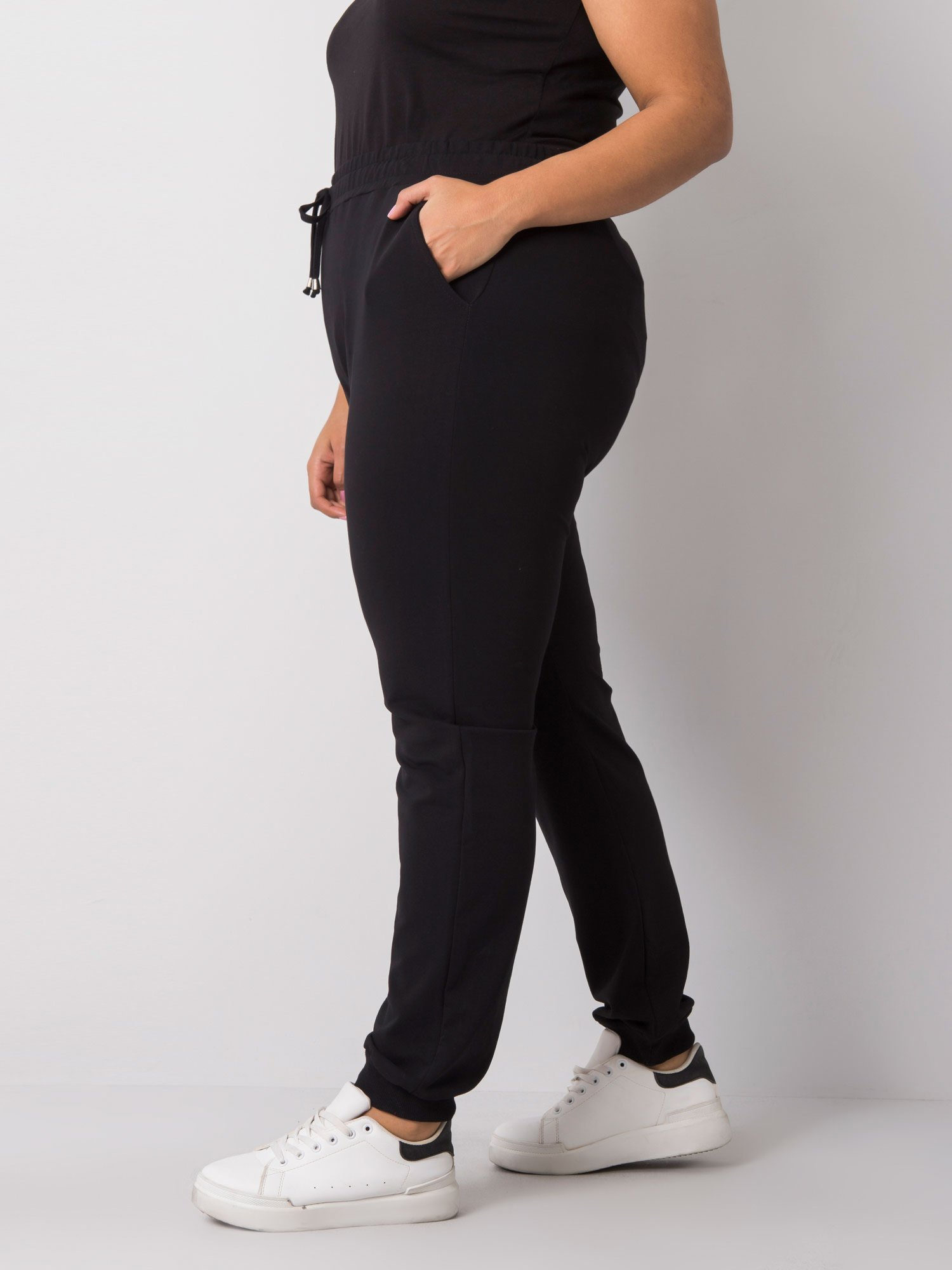 Juodos plus size Beatriz kelnės.