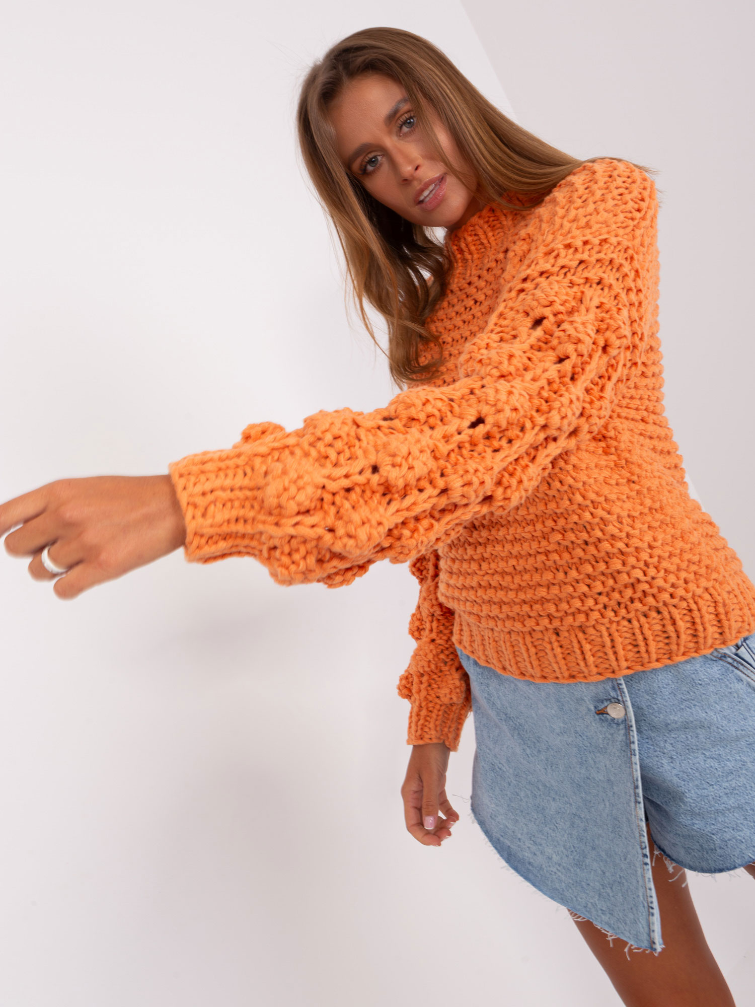 Pomarańczowy sweter oversize z grubym splotem